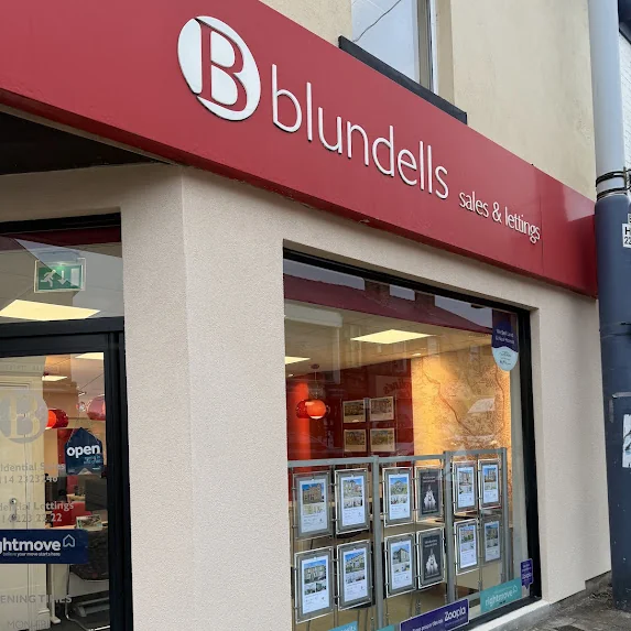 Re-render Hillsborough S6 Sheffield — old cement render replaced with silicone by P&R Solutions